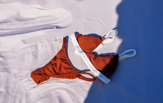 Bikini en la arena / PEXELS