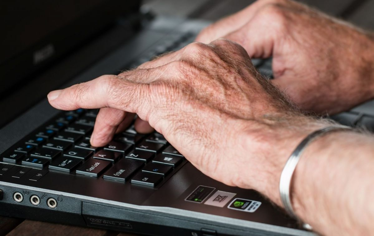 Las manos de una persona mayor sobre las teclas del ordenador / PIXABAY