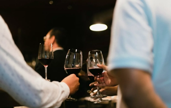 Varias personas con copas de vino / UNSPLASH Varias personas con copas de vino / UNSPLASH