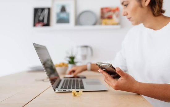 Una persona mira su móvil / PEXELS 