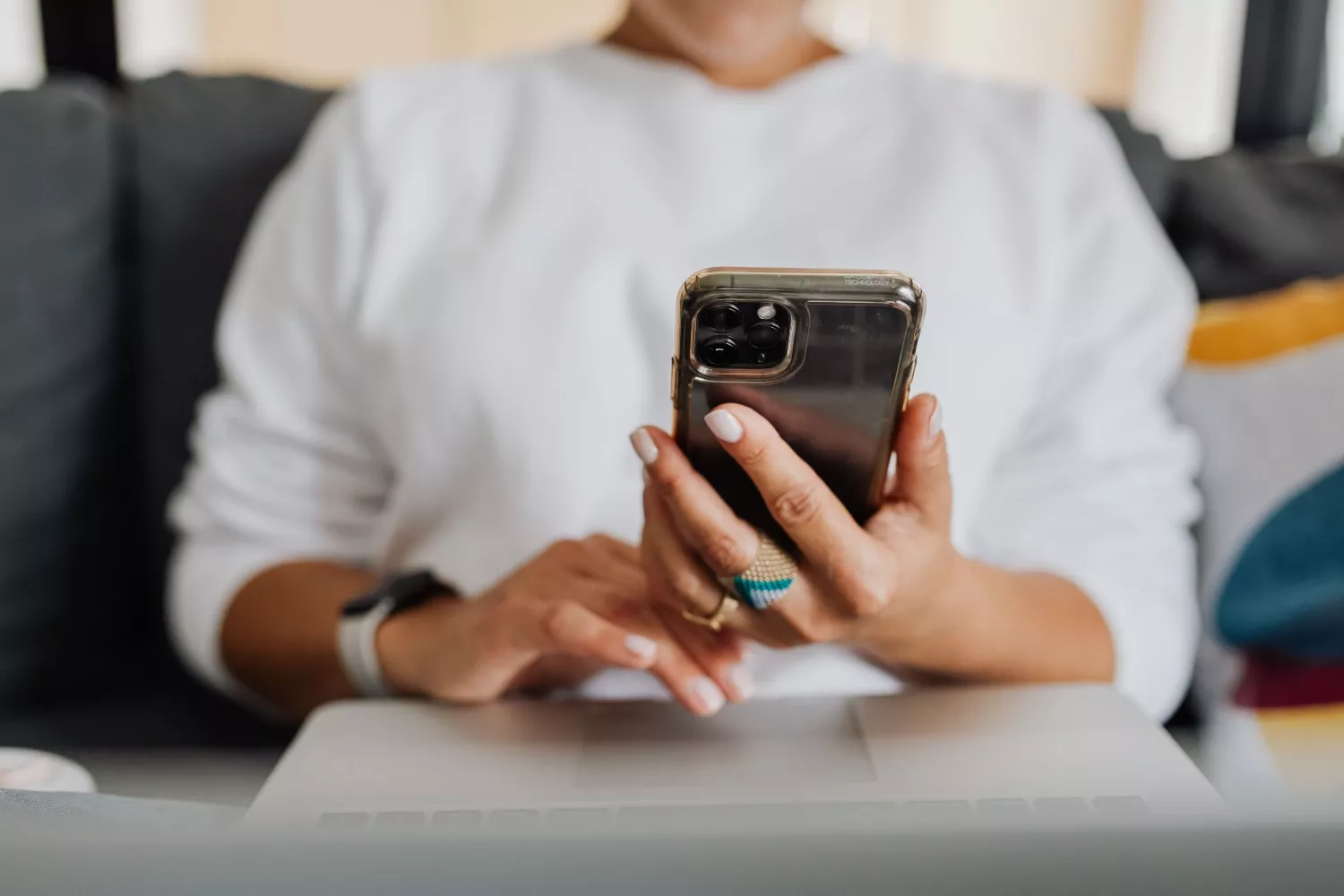 Una persona mira su móvil / PEXELS