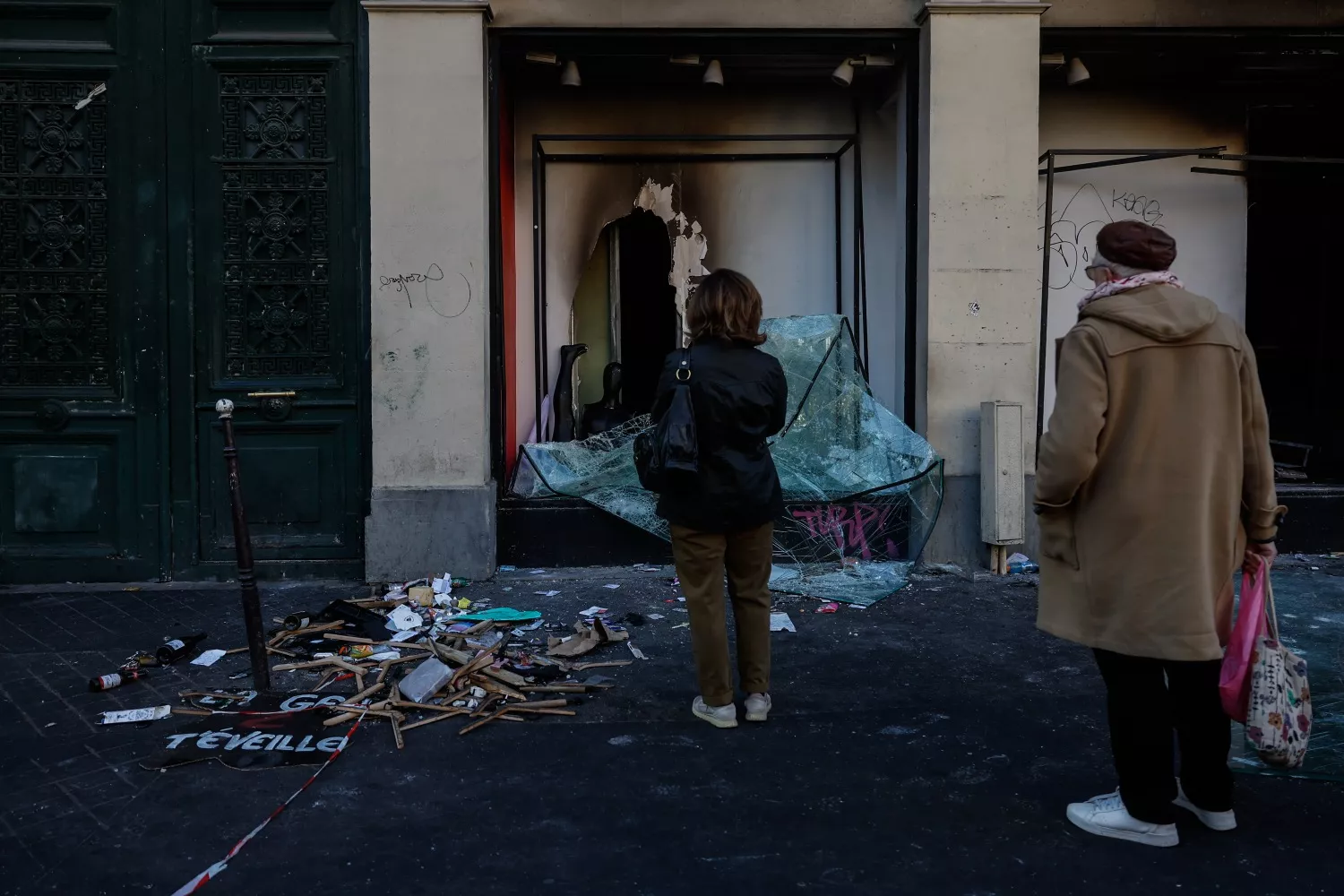 Varias personas observan los escombros de comercios por las protestas en Francia / MOHAMMED BADRA - EFE  