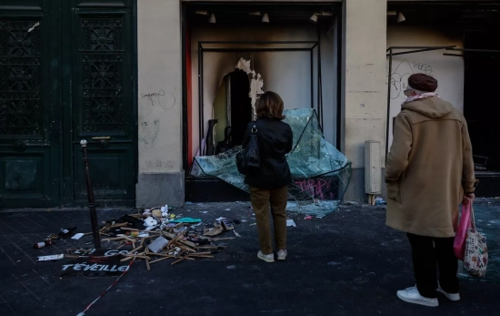 Varias personas observan los escombros de comercios por las protestas en Francia / MOHAMMED BADRA - EFE Varias personas observan los escombros de comercios por las protestas en Francia / MOHAMMED BADRA - EFE