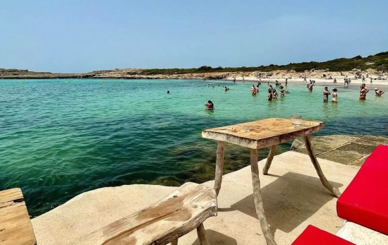 La mejor mesa y el banco de piedra de chiringuito Los Bucaneros de Menorca / FACEBOOK La mejor mesa y el banco de piedra de chiringuito Los Bucaneros de Menorca / FACEBOOK