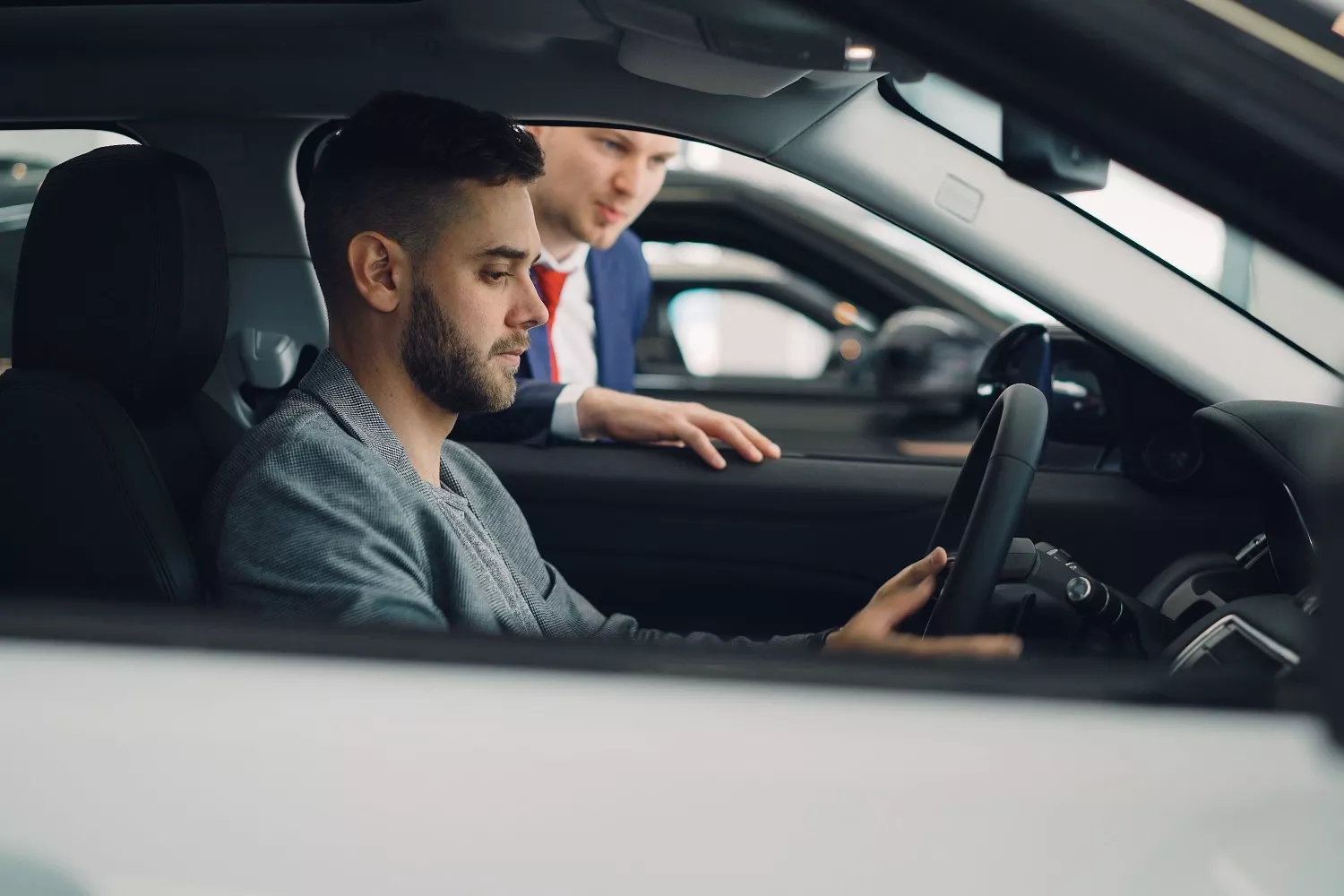 Una persona alquila un coche / PEXELS