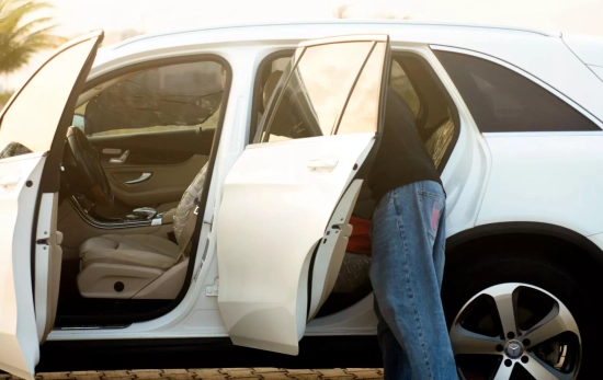 Una persona revisa un coche / PEXELS