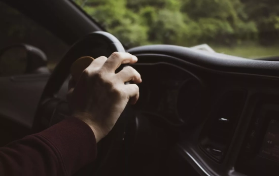 Una persona conduce un coche / PEXELS