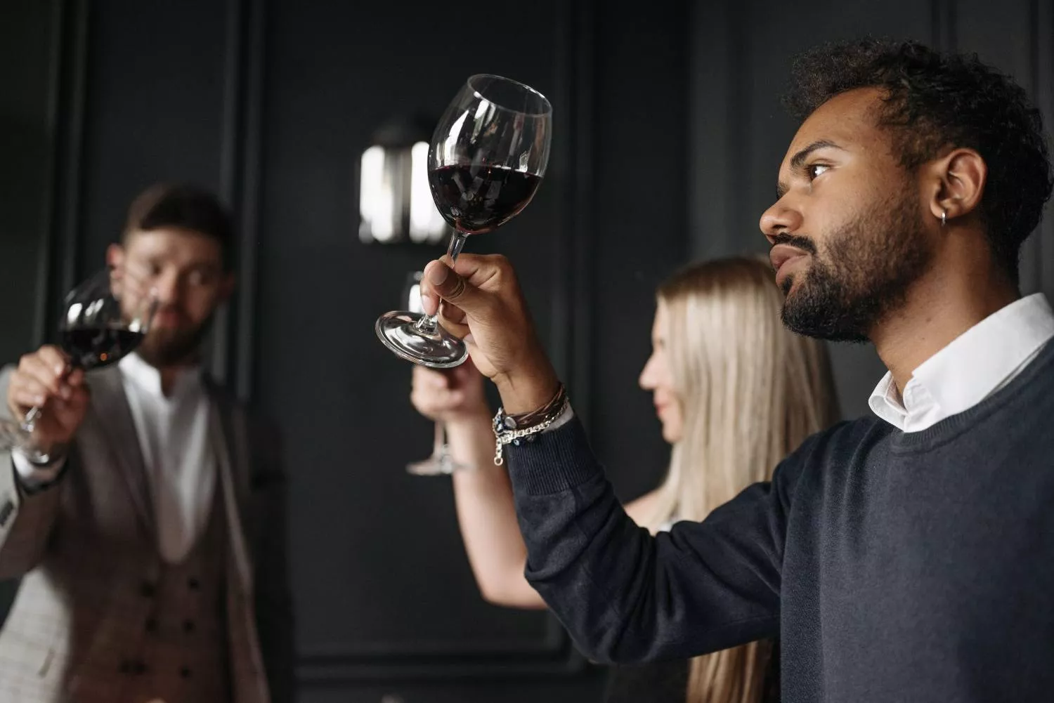 Varias personas con vino