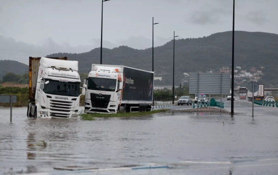 Una carretera inundada a las afueras de Gandía (Valencia) / Manuel Bruque - EFE Una carretera inundada a las afueras de Gandía (Valencia) / Manuel Bruque - EFE
