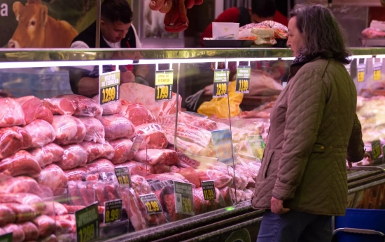 Piezas de ternera expuestas en la carnicería de un mercado