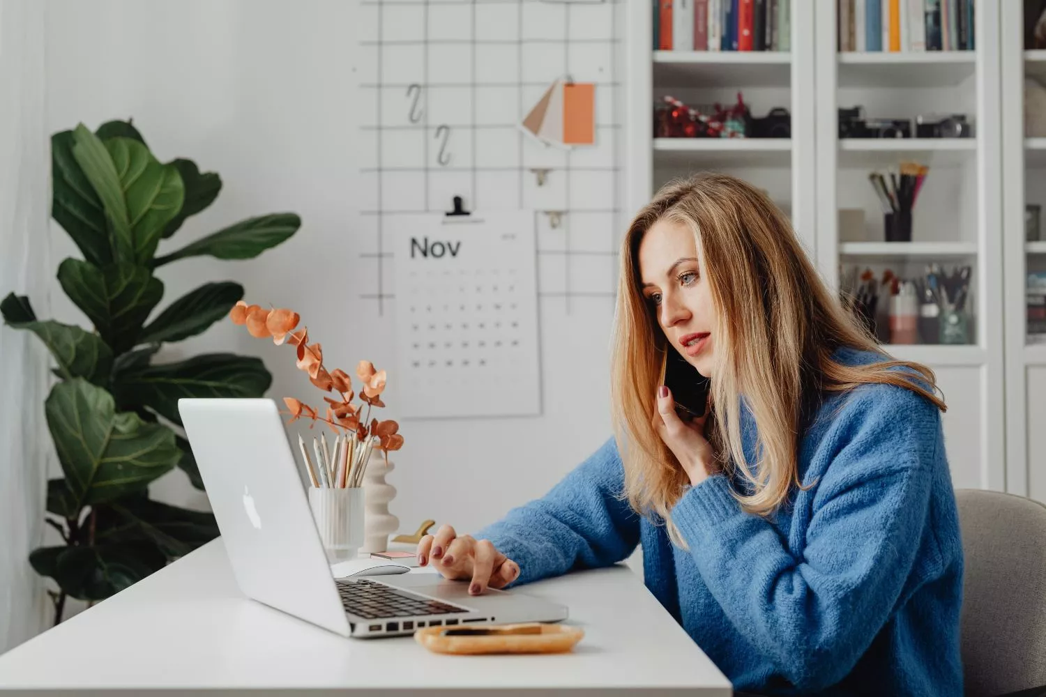 Una mujer compara precios / PEXELS