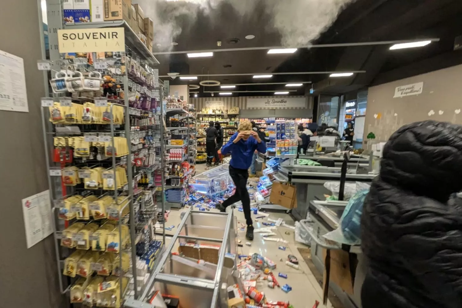Un supermercado de Carrefour saqueado en Milán, Italia, el 18 de octubre / PAOLO SALMOIRAGO - EFE