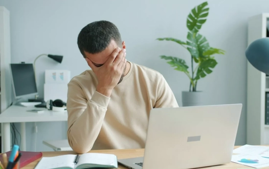 Un hombre frustrado frente a su ordenador UNSPLASH