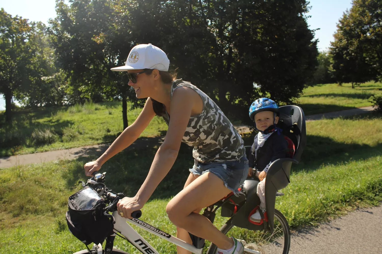 Un niño en un portabebés de bicicleta   PEXELS