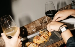 Una copa en Fernaud, el nuevo bar de Malasaña que quiere beberse el mar