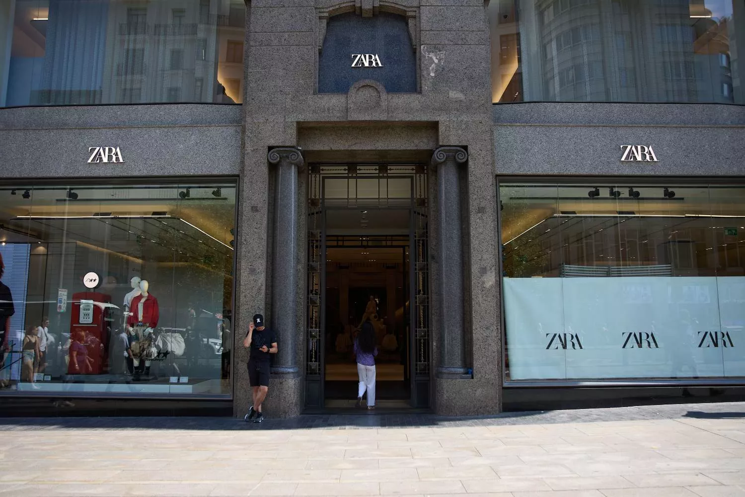 Entrada a una tienda de Zara / EUROPA PRESS  - JESUS HELLIN