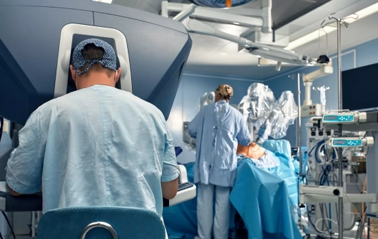 Un cirujano con el robot   QUIRON SALUD