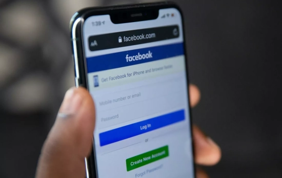 Un móvil con la app de Facebook / UNSPLASH Un móvil con la app de Facebook / UNSPLASH
