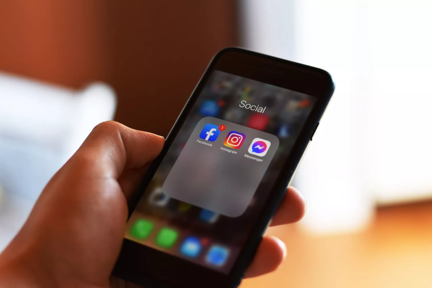 Una persona sostiene su teléfono móvil con las apps de Facebook e Instagram instaladas   PEXELS