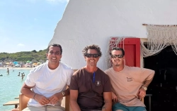 Jaime, dueño de Los Bucaneros en Menorca: "La gente se pelea por sentarse en el banco frente al mar"