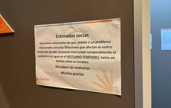 Avería en el baño del centro de VivaGym en Sant Feliu de Llobregat / CEDIDA Avería en el baño del centro de VivaGym en Sant Feliu de Llobregat / CEDIDA