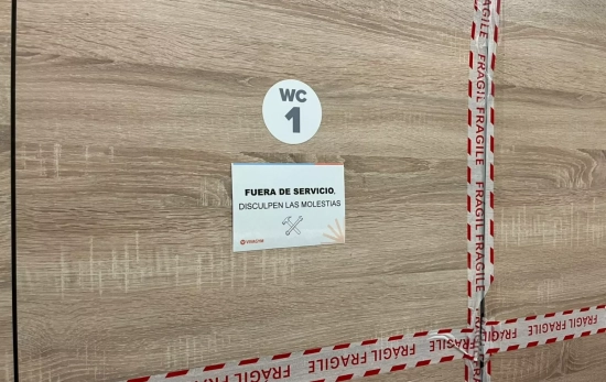 Una ducha fuera de servicio en el centro de VivaGym en Sant Feliu de Llobregat / CEDIDA Una ducha fuera de servicio en el centro de VivaGym en Sant Feliu de Llobregat / CEDIDA