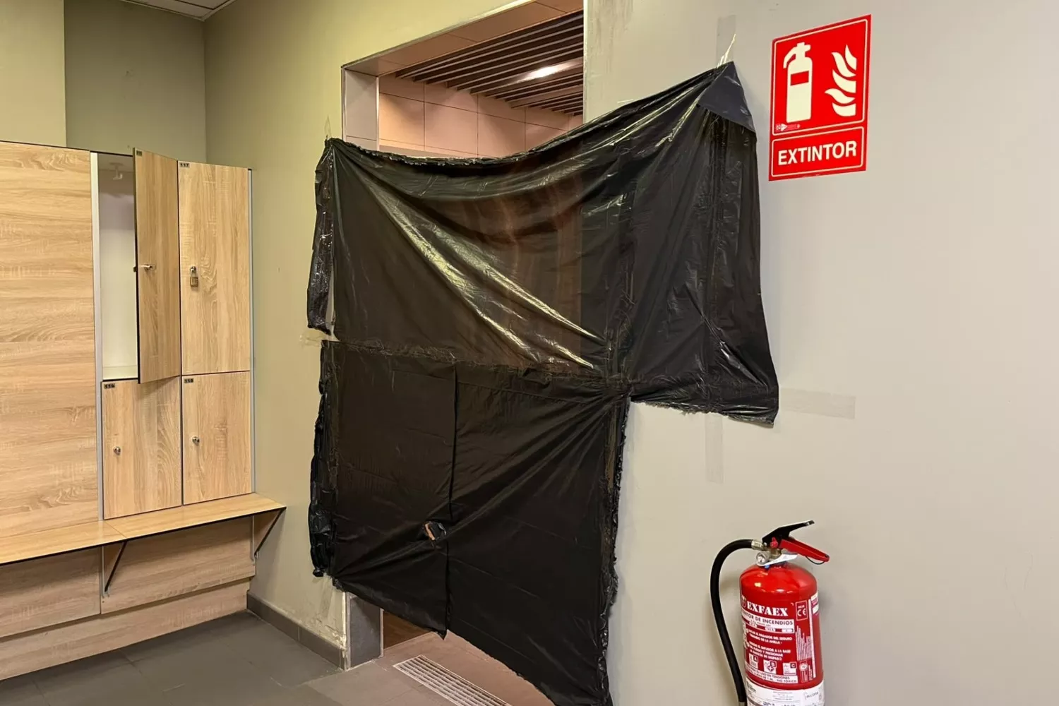 El baño averiado del centro de VivaGym de Sant Feliu de Llobregat   CEDIDA