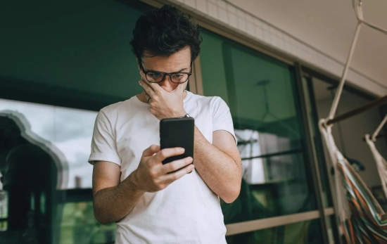 Uma pessoa olha para o seu telemóvel / PEXELS Uma pessoa olha para o seu telemóvel / PEXELS
