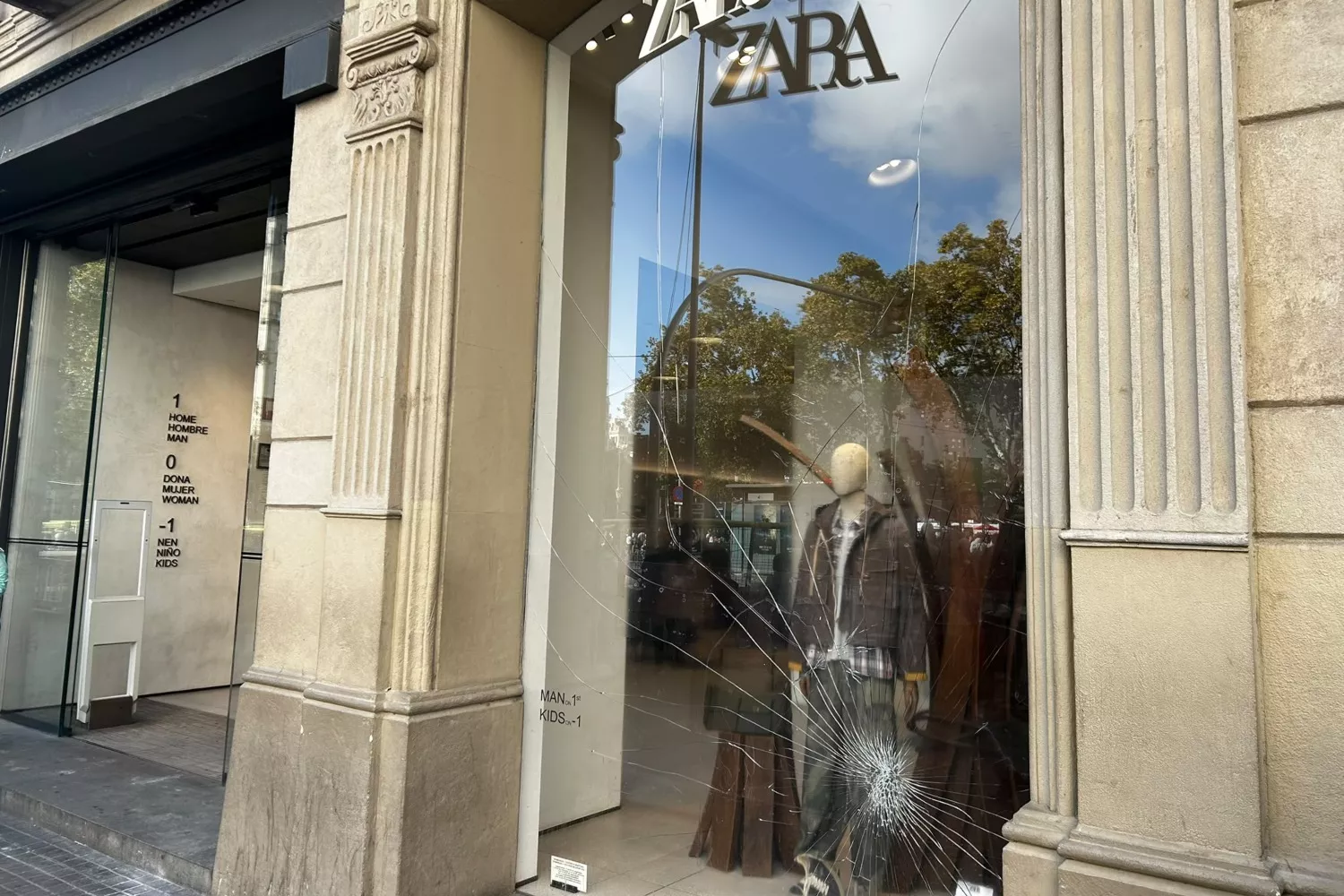 El escaparate una tienda de Zara en las inmediaciones de Plaza Cataluña, Barcelona / ANA CARRASCO