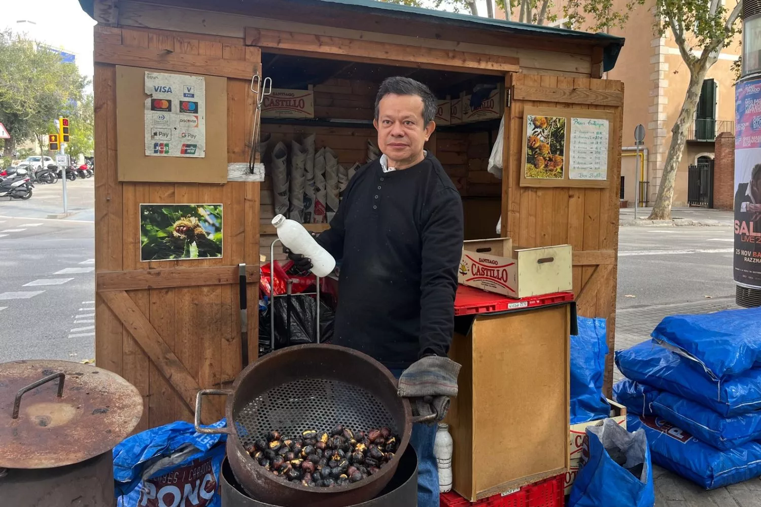 Walter Morán en su caseta de castañas en el barrio de Sarrià (Barcelona) / TEO CAMINO