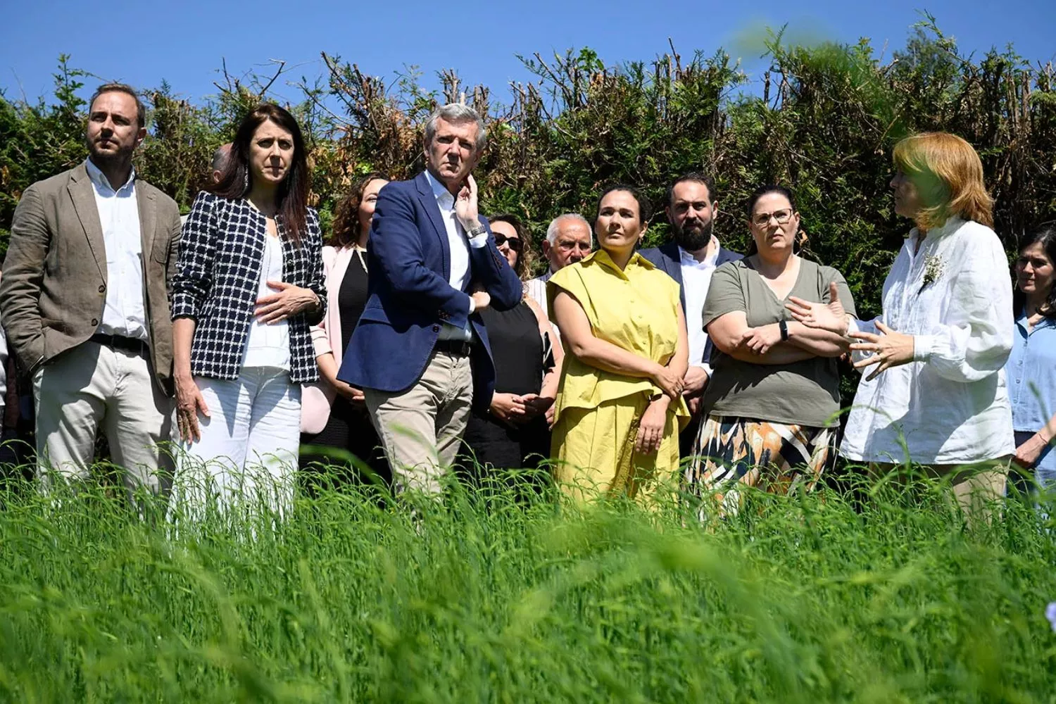 Miembros de la Fundación Adolfo Domínguez, la Xunta de Galicia y la asociación Legados en la plantación de lino en Galicia / AD