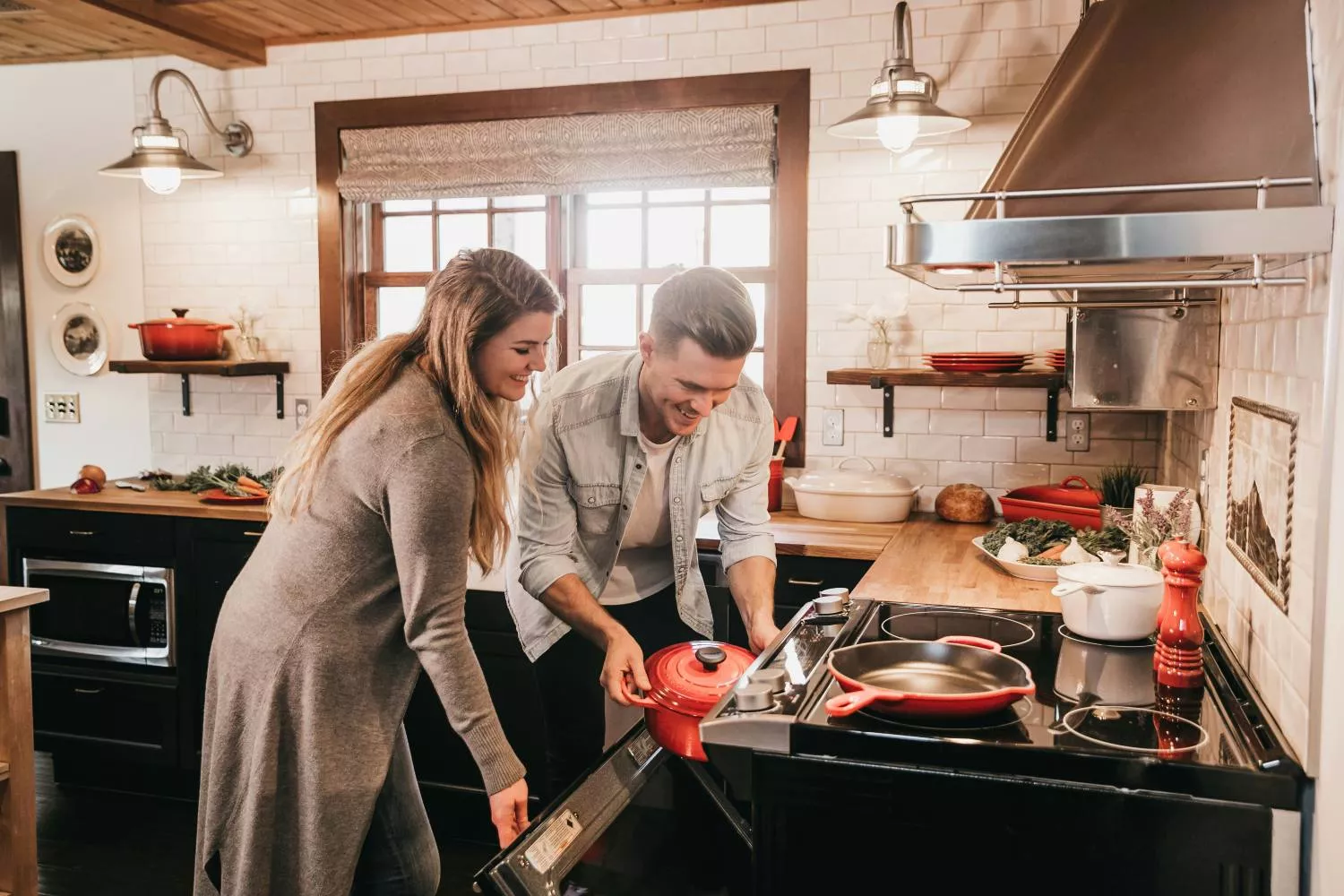 Dos personas en su cocina / UNSPLASH