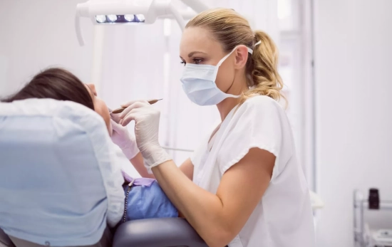 Una dentista con una paciente / MAGNIFIC- wavebreakmedia micro
