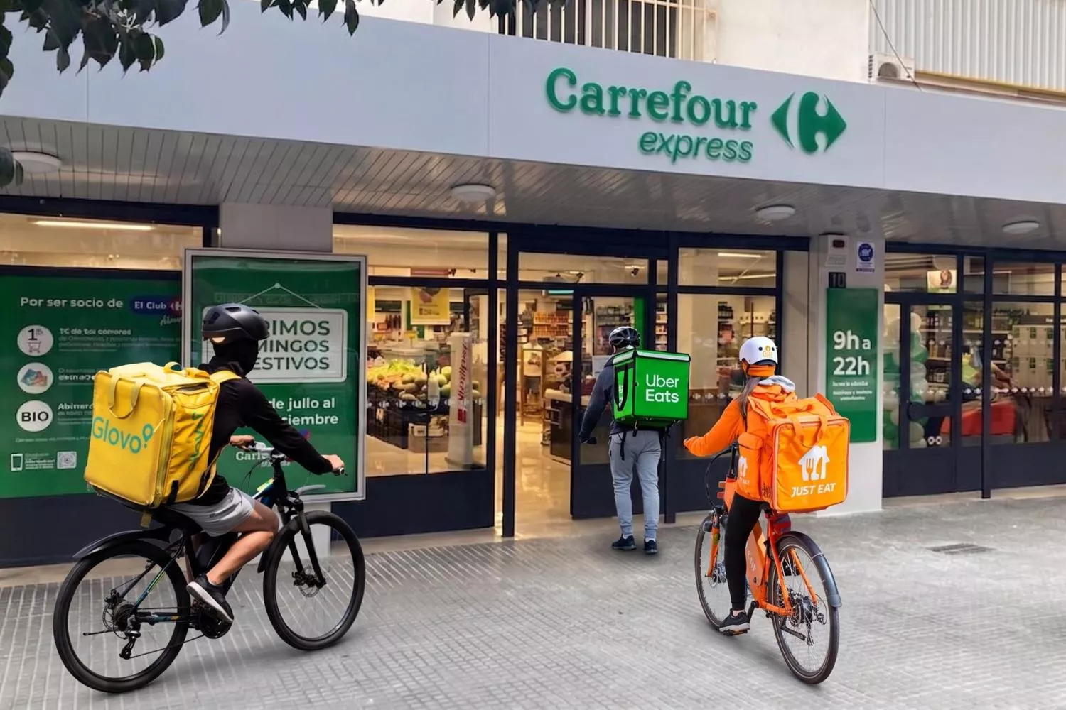 Trabajadores de diferentes empresas junto a un Carrefour /  CARREFOUR