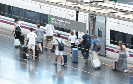 Varias personas en un andén de la Estación de Madrid Puerta de Atocha