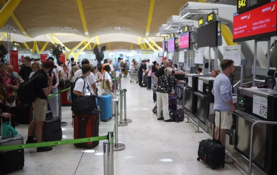 Numerosos pasajeros Numerosas personas en el Aeropuerto Adolfo Suárez Madrid Baraja Numerosos pasajeros Numerosas personas en el Aeropuerto Adolfo Suárez Madrid Baraja