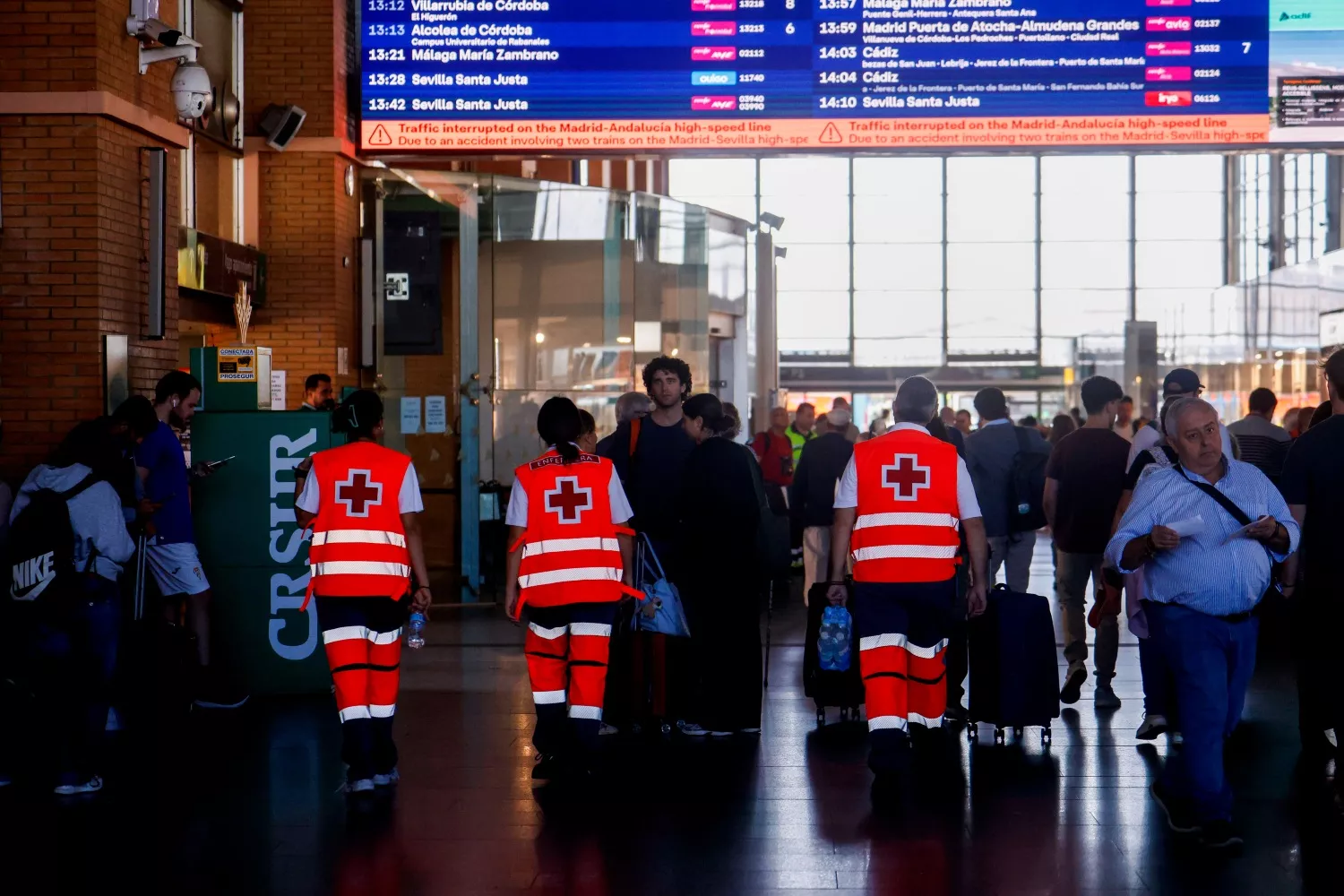 Pasajeros en la estación de tren Julio Anguita de Córdoba   Salas   EFE