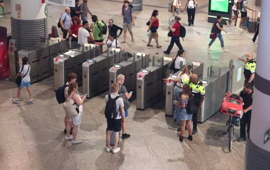 Pasajeros en un andén de la estación de trenes de Puerta de Atocha Pasajeros en un andén de la estación de trenes de Puerta de Atocha