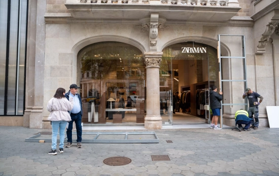El Zara de paseo de Gràcia, blindado ante las posibles protestas de este sábado / GALA ESPÍN El Zara de paseo de Gràcia, blindado ante las posibles protestas de este sábado / GALA ESPÍN