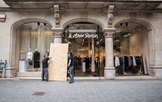 El Zara de paseo de Gràcia, blindado ante las posibles protestas de este sábado / GALA ESPÍN El Zara de paseo de Gràcia, blindado ante las posibles protestas de este sábado / GALA ESPÍN