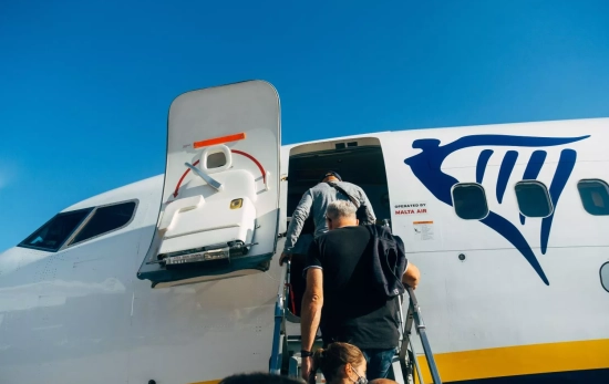 Varias personas suben a un avión de Ryanair / PEXELS