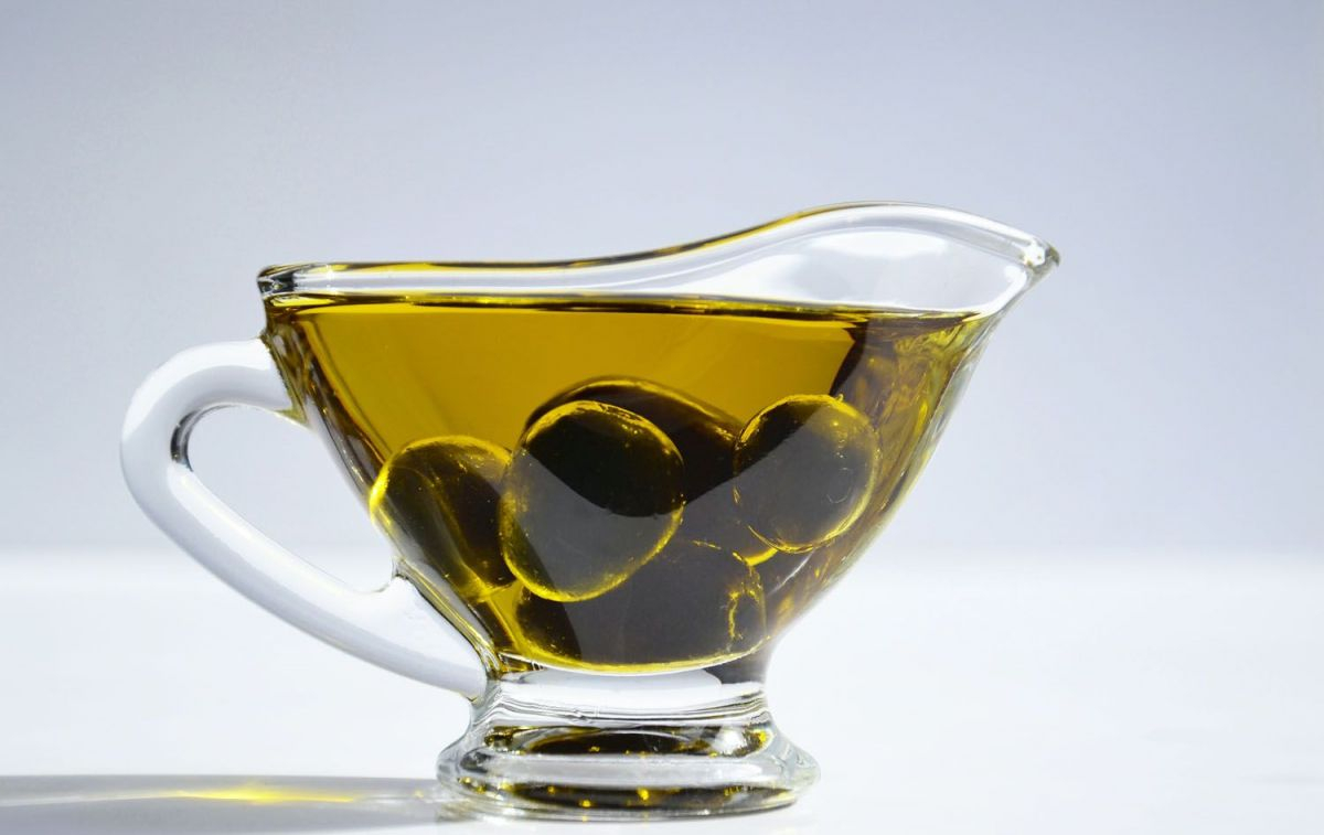 Un jarrón con aceite de oliva / PEXELS