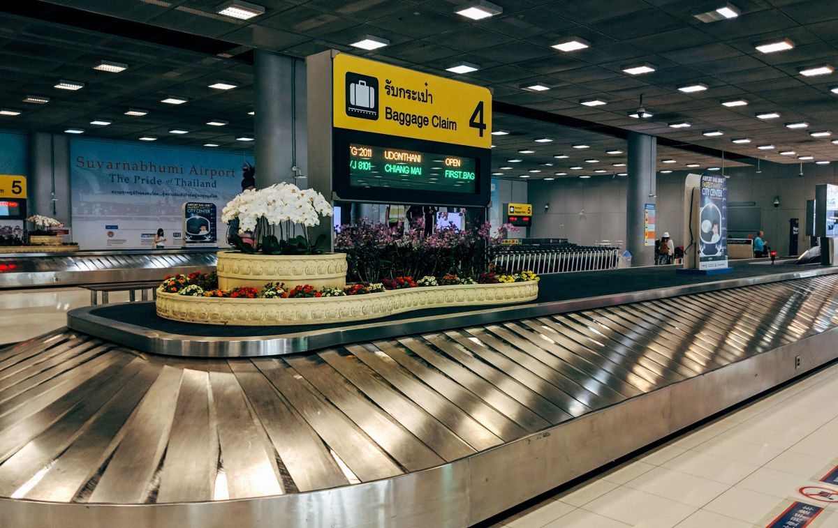 Una cinta de recogida de equipaje en un aeropuerto, sin maletas / PEXELS