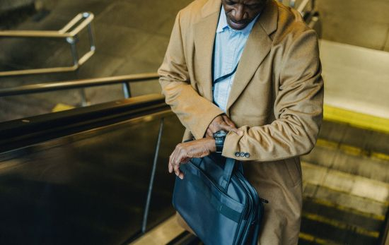 Un usuario mira el reloj porque llega tarde / PEXELS Un usuario mira el reloj porque llega tarde / PEXELS