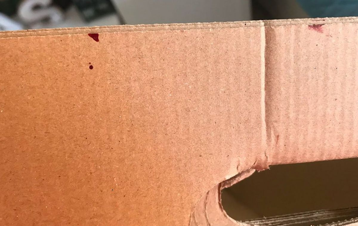 Manchas de sangre en la caja del envase de Carrefour / TWITTER