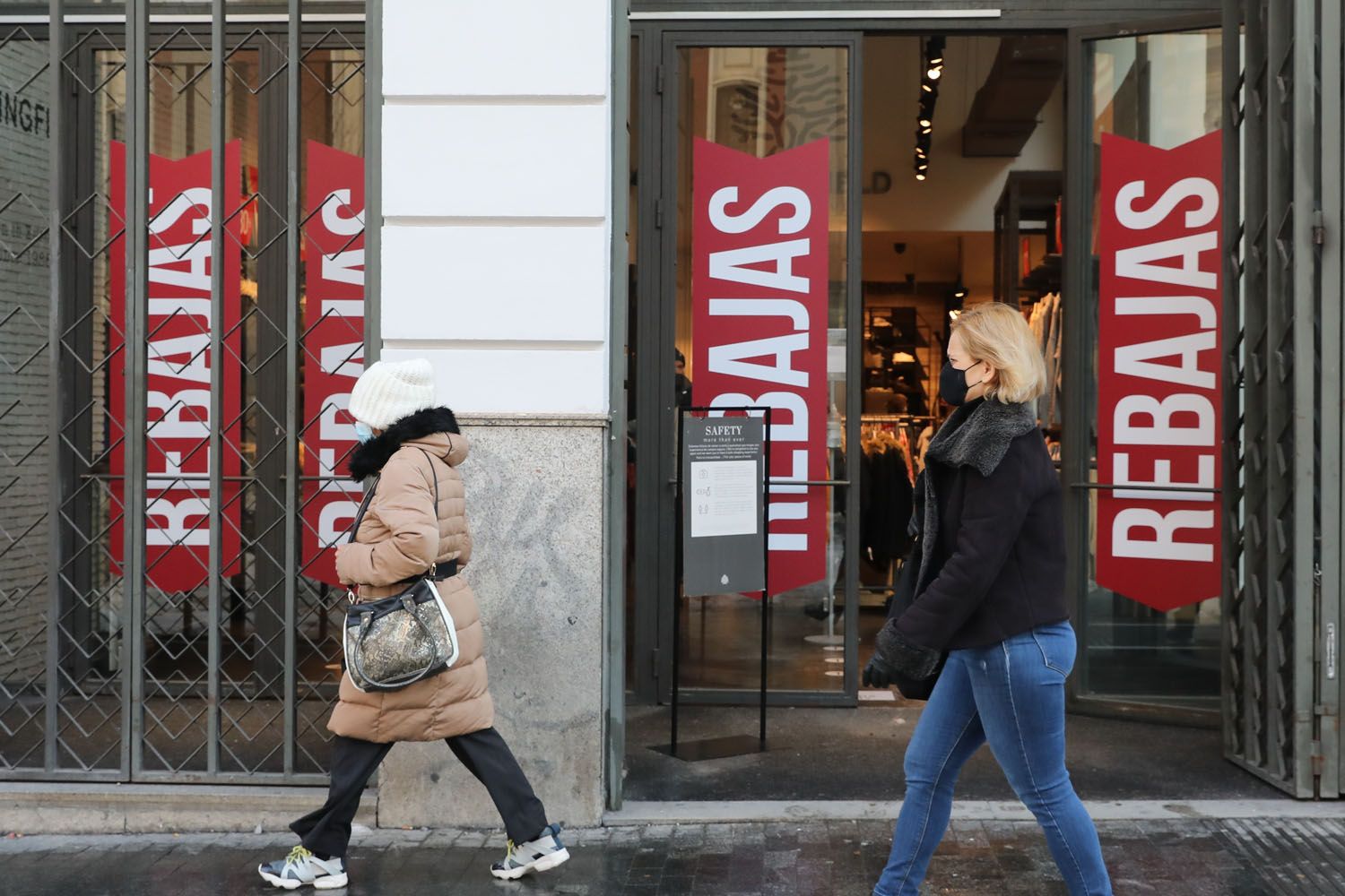 Dos mujeres pasan por delante de una tienda / EP