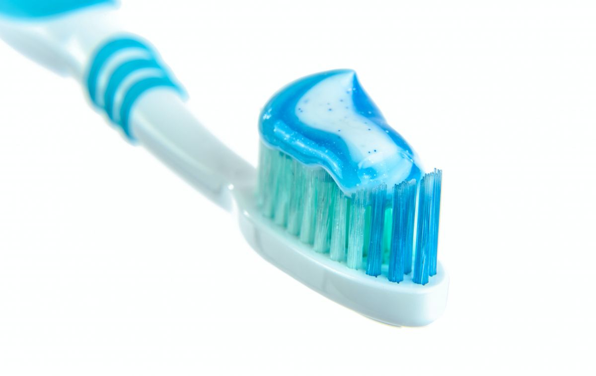 Un cepillo con pasta de dientes / PEXELS