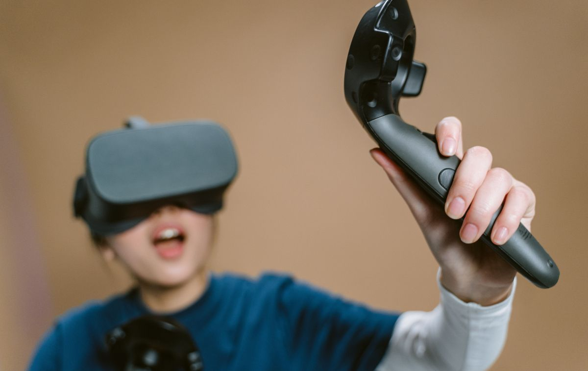 Un gamer disfruta, con sus gafas y su mando, de un juego de realidad virtual / PEXELS