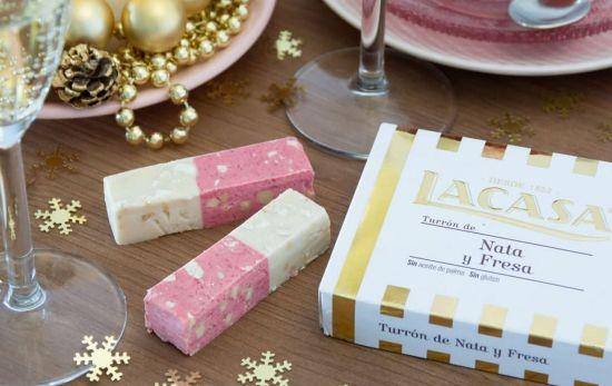 El turrón de nata y fresa de Lacasa con un 1% de nata en polvo y un 1% de fresa en polvo / AMAZON