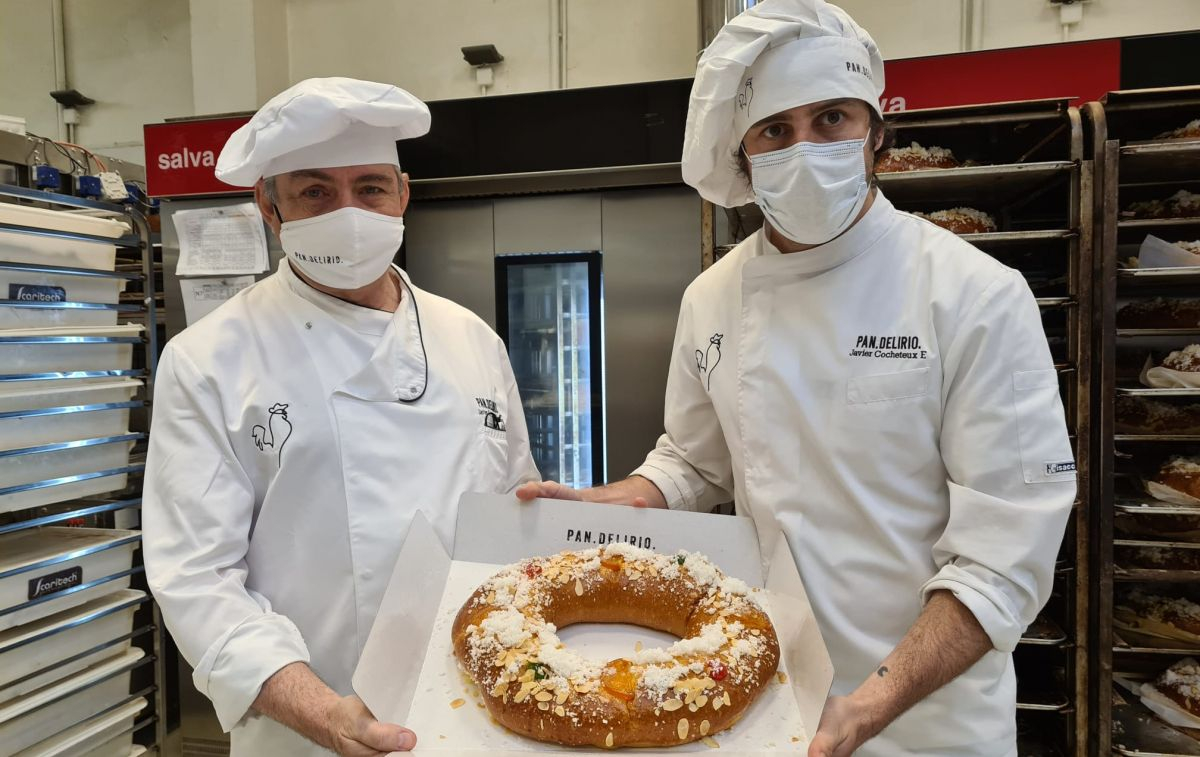 Javier Cocheteux padre e hijo posan con uno de los roscones que han creado en Pan.Delirio / MARTA PEIRO